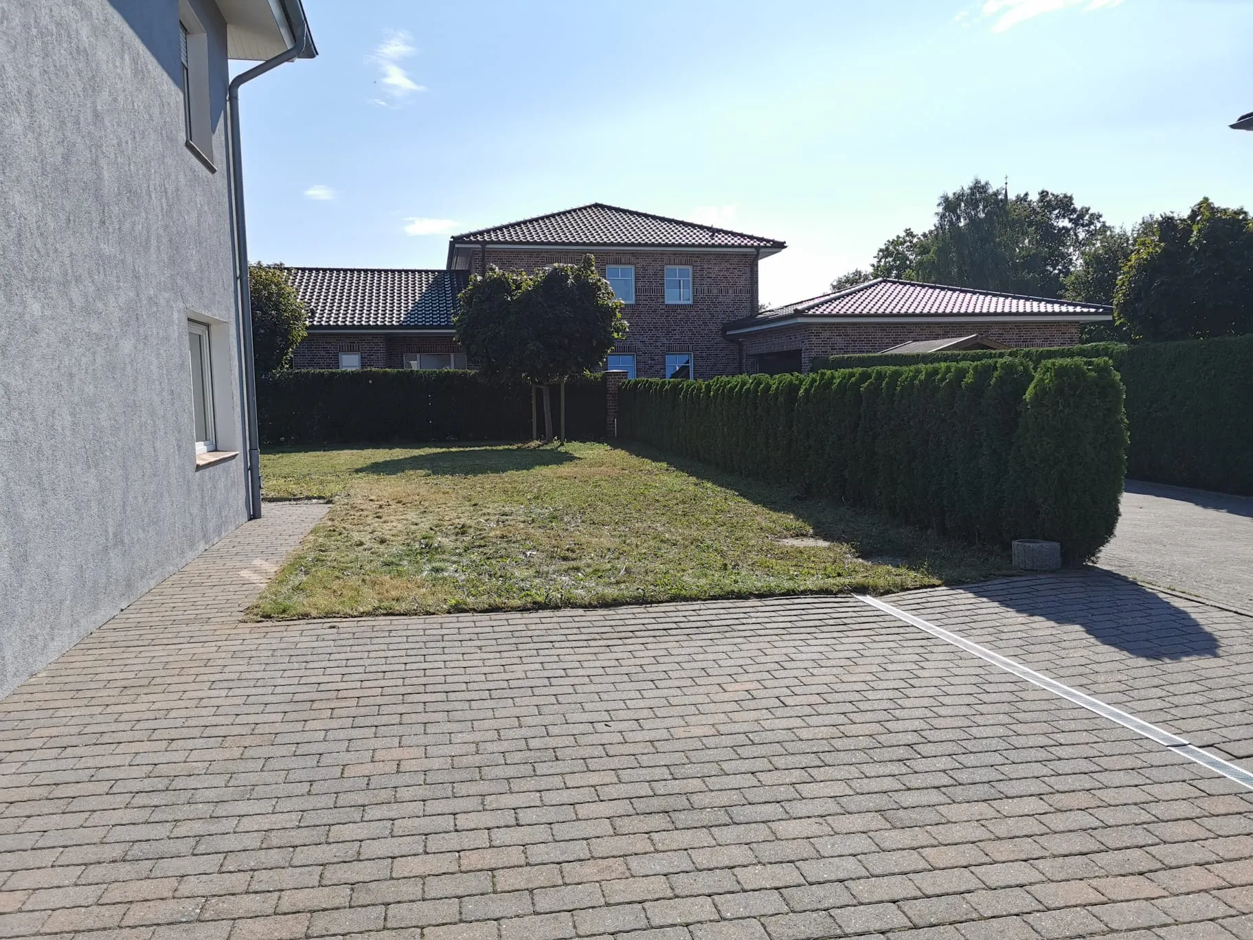 Gartenpflege Kummerfeld Nachher - Sorgfältige Unkrautentfernung.