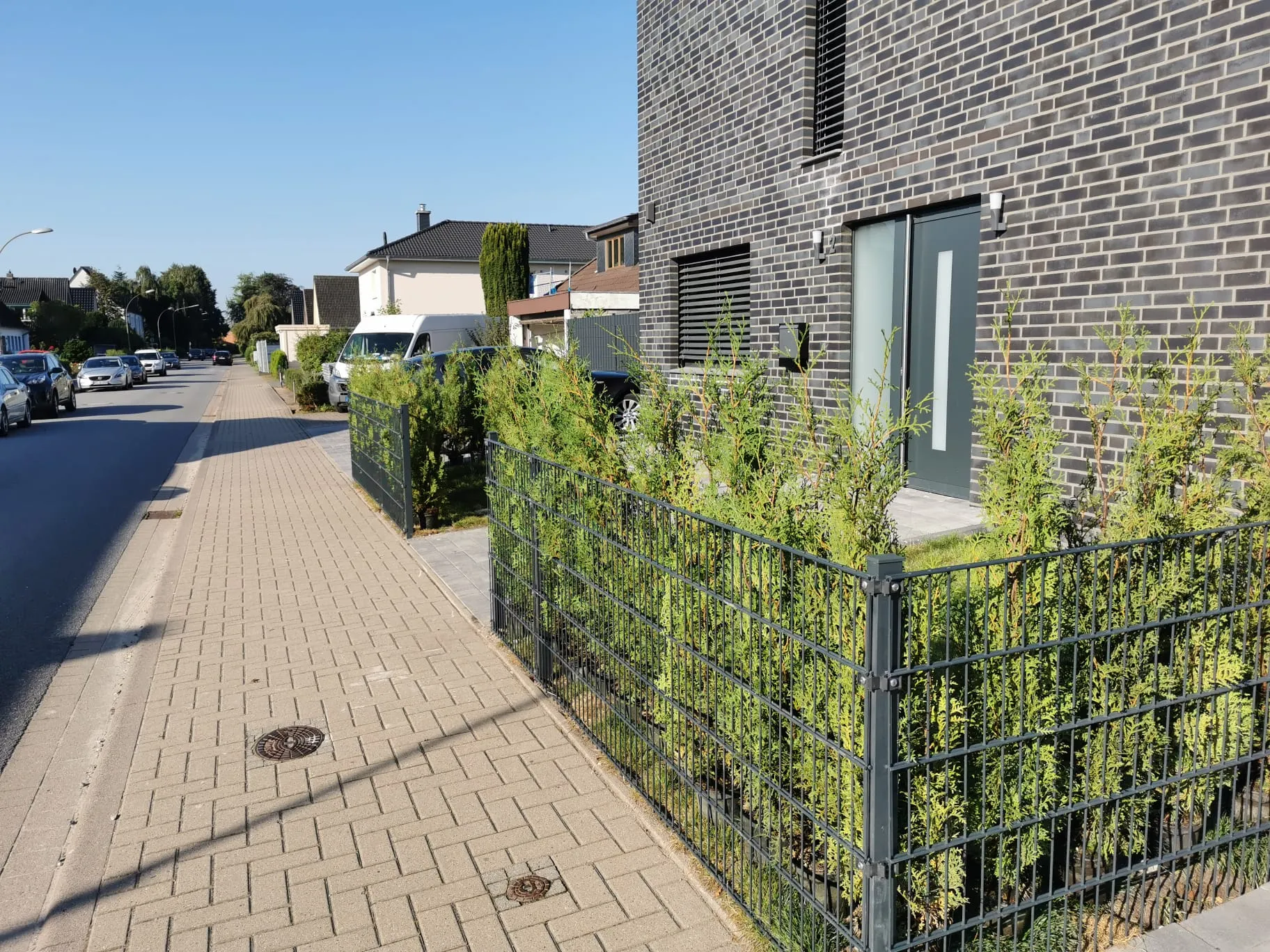 Pflanzarbeiten Uetersen Nachher - Neue Heckenpflanzen gesetzt.