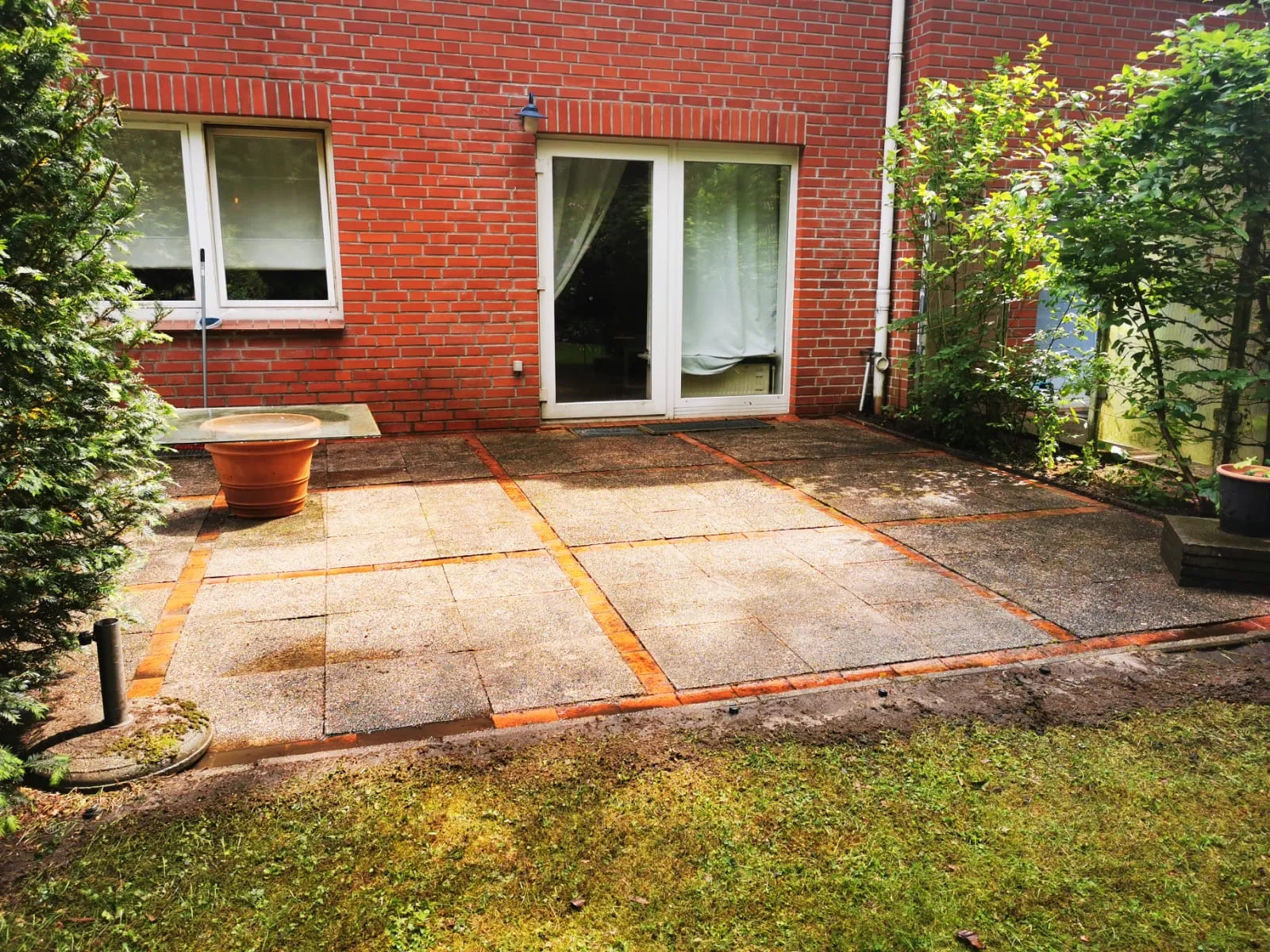 Terasse-Refresh Tornesch Nachher - Entfernung von Moos und Flechten.